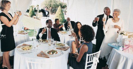 Tips To Arrange An Anniversary Party For Your Parent